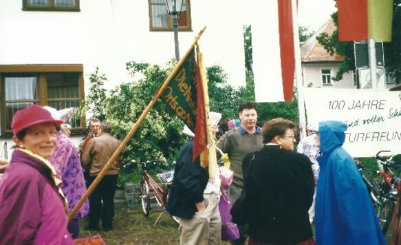 Zum 100-jährigen Bestehen der Naturfreunde-Organisation wurde per Rad eine Stafette von Ortsgruppe zu Ortsgruppe gebracht. Image