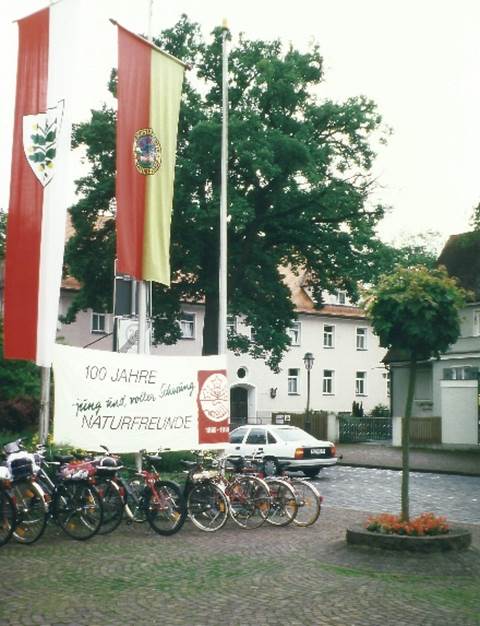 In der Sparkasse Aichach wurde zu diesem denkwürdigen Anlass eine Ausstellung organisiert. Image